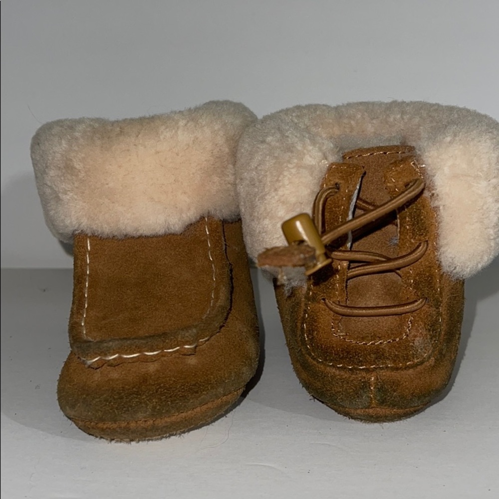 UGG boots toddler 4/5 well loved |still show great
